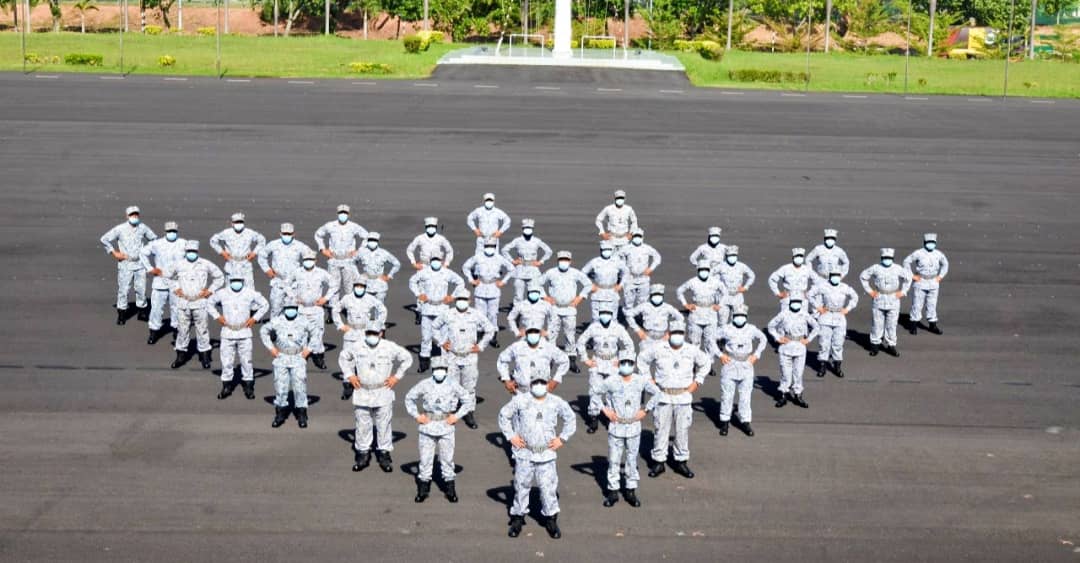 KD SRI MANJUNG (@kdmanjung) on Twitter photo 24 Okt 2020,
Ahoy!
Perbarisan Ulung Pegawai Memerintah <a href="/KdManjung/">KD SRI MANJUNG</a>
YBhg Kdr <a href="/NazriSharif1/">Capt Mohd Nazri Sharif</a> #PSSTLDM memeriksa Perbarisan dan seterusnya menyampaikan Ucapan Amanat kepada Warga Unit.
@MkSimpanan <a href="/MkPLTLDM/">RMN HQ LNB Official</a> <a href="/tldm_rasmi/">Royal Malaysian Navy</a> <a href="/PsstldmOfficial/">ROYAL MALAYSIAN NAVAL VOLUNTEER RESERVE (PSSTLDM)</a>
#Kesiagaan
#NavyReservist
#KDSRIMANJUNG 24 Okt 2020,
Ahoy!
Perbarisan Ulung Pegawai Memerintah <a href="/KdManjung/">KD SRI MANJUNG</a>
YBhg Kdr <a href="/NazriSharif1/">Capt Mohd Nazri Sharif</a> #PSSTLDM memeriksa Perbarisan dan seterusnya menyampaikan Ucapan Amanat kepada Warga Unit.
@MkSimpanan <a href="/MkPLTLDM/">RMN HQ LNB Official</a> <a href="/tldm_rasmi/">Royal Malaysian Navy</a> <a href="/PsstldmOfficial/">ROYAL MALAYSIAN NAVAL VOLUNTEER RESERVE (PSSTLDM)</a>
#Kesiagaan
#NavyReservist
#KDSRIMANJUNG
