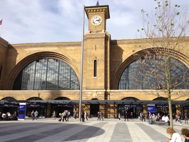 SAS_The01's tweet photo. Mendekati penghujung musim gugur, tak heran apabila suhu udara semakin menurun. Meski begitu, stasiun King's Cross tak pernah sepi; akhir pekan menjadi hari yang sangat sibuk. Ditambah, hari ini Sekolah Sihir Hogwarts hendak melaksanakan upacara penerimaan murid barunya. https://t.co/0eiRRQnFV1