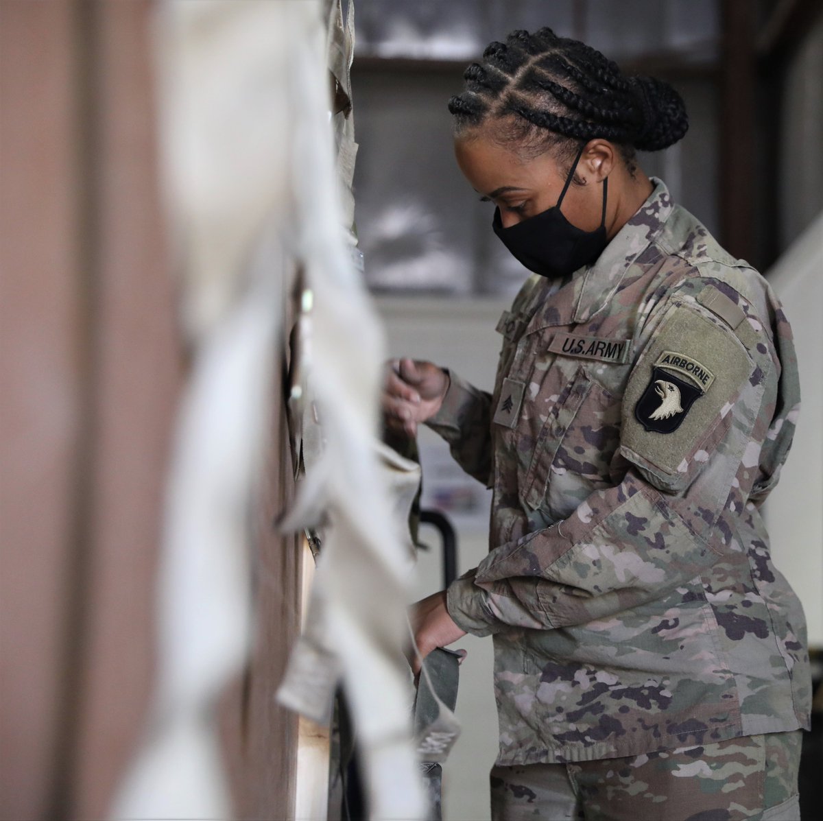 101DSBCDR's tweet photo. Our #Lifeliners are getting after it at Camp Arifjan in Kuwait. We are currently in the RIP/TOA phase, validating command and control systems and sending supplies to Soldiers who needs them most.

@101stAASLTDIV @USArmy @CENTCOM @FORSCOM @18airbornecorps https://t.co/Rs0MLvYFZm