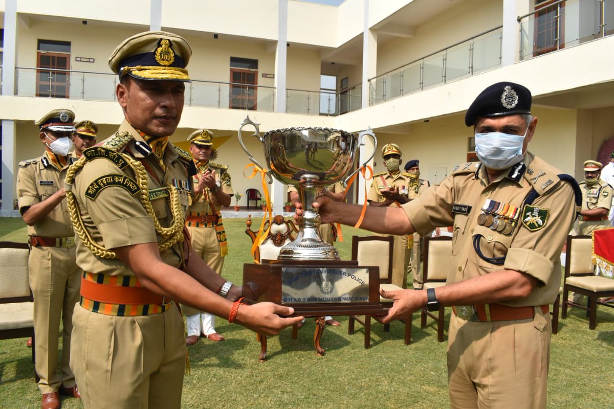ITBP_official's tweet photo. #ITBPRaisingDay2020 
Sh S S Deswal, DG ITBP presented the Best non Border Battalion Trophy to 26 Battalion ITBP yesterday.

DG and senior officers of the Force with Parade Commanders after the Parade.

#Himveers 
#ITBPRaisingDay https://t.co/Ar0M4fqL4F