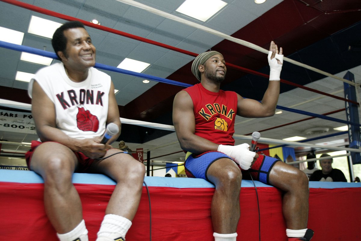 boxing_social's tweet photo. On This Day in 2012... 🗓

🌹 Legendary Kronk Gym trainer Emanuel Steward passed away aged 68-years-old.

👑 Steward trained over 40 world champions throughout a glittering career, including the likes of @LennoxLewis, @Klitschko and @AndyLeeBoxing.

RIP Manny 🙏

#Boxing https://t.co/JdO9Pwvfcx