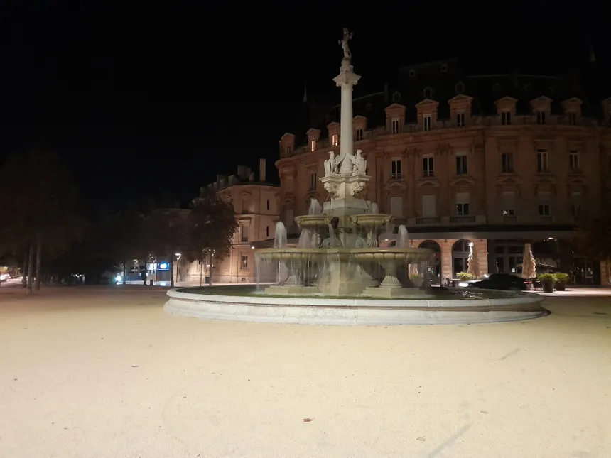 PHOTOS - Première soirée sous couvre-feu : les rues de Valence vides et silencieuses #Drôme #CouvreFeu 
▶️ francebleu.fr/infos/societe/…