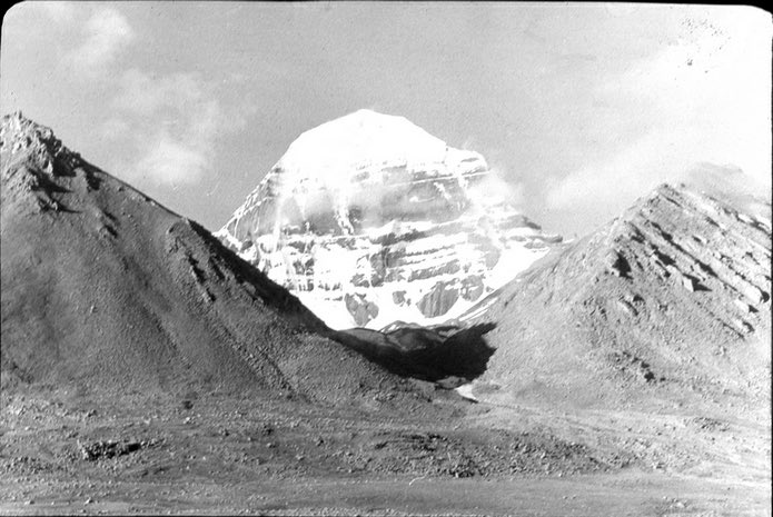 degewa's tweet photo. 图1是瑞士探险家Augusto Gansser在1936年拍摄的圣山冈仁波齐，是第一幅西方人拍摄的圣山照片。图2是这位探险家在西藏旅行中，他活了101岁。图3是我在2002年7月3日拍摄的冈仁波齐。如薯伯伯说：“我觉得转山时最大的感受，是几千年以来，从苯教或更早时候的人类，大家看到的岗仁波齐都是共同的记忆。” https://t.co/UhLqLVswK1