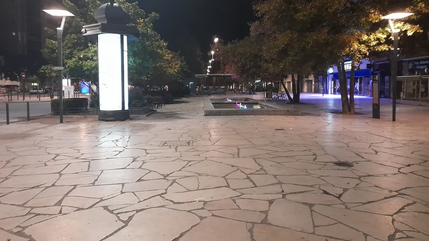 icidromeardeche's tweet photo. PHOTOS - Première soirée sous couvre-feu : les rues de Valence vides et silencieuses #Drôme #CouvreFeu 
▶️ https://t.co/mkdb0kA3Cf https://t.co/W2tbBYJohq