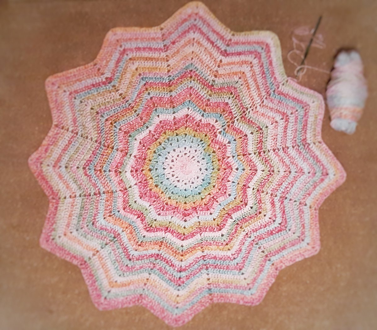thistleflat's tweet photo. Morning #earlybiz! It's my first time tweeting here (although I'm always up early 🙄) so, hello! I'll be getting on with this blanket/bag combo today 😊
#crochet #Blanket #crafts #sundaycrafting https://t.co/fYnQO3P653