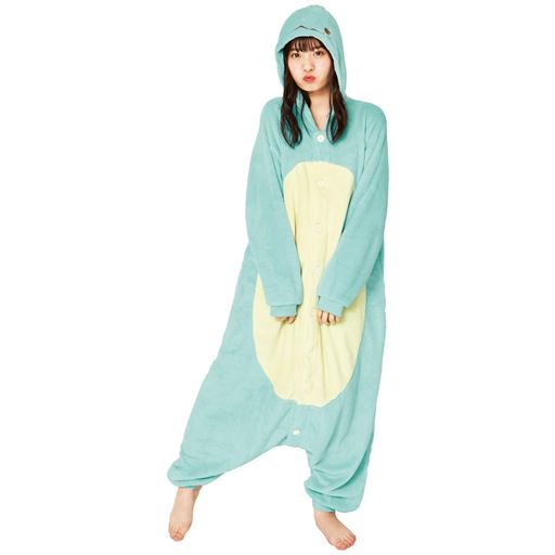 写真のようなすみっこぐらしのきぐるみパジャマを買ったのですが長女は「トイレが大変‼️」と着たがらず、もったいないので私が着ることに。確かに全部脱ぐの大変だし寒い。そこで下半身だけ出して背負うことで無事解決。まるで赤ちゃんのおむつ替えのよう。
誰かの参考になるかしら。