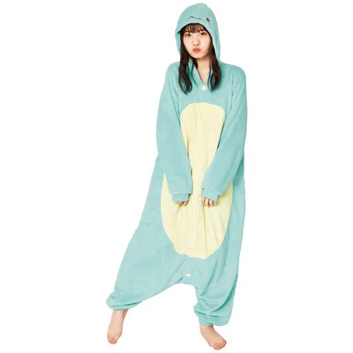 写真のようなすみっこぐらしのきぐるみパジャマを買ったのですが長女は「トイレが大変‼️」と着たがらず、もったいないので私が着ることに。確かに全部脱ぐの大変だし寒い。そこで下半身だけ出して背負うことで無事解決。まるで赤ちゃんのおむつ替えのよう。
誰かの参考になるかしら。 