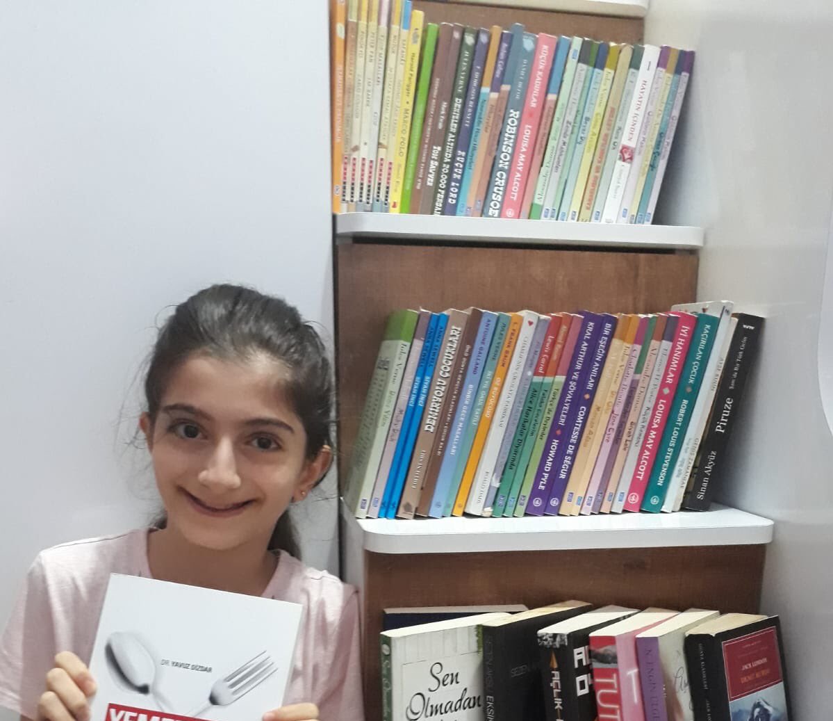 Esenyurt Mehmet Akif Ersoy Ortaokulu 6-M sınıfı öğrencisi Edanur Arslan’ın kütüphanesi 
<a href="/tcmeb/">Millî Eğitim Bakanlığı</a> <a href="/memleventyazici/">Levent Yazıcı</a> <a href="/OzilLevent/">Dr. Levent Özil🇹🇷🇹🇷🇹🇷</a> <a href="/istanbulilmem/">İstanbul İl Millî Eğitim Müdürlüğü</a> 
#Evimkütüphanem