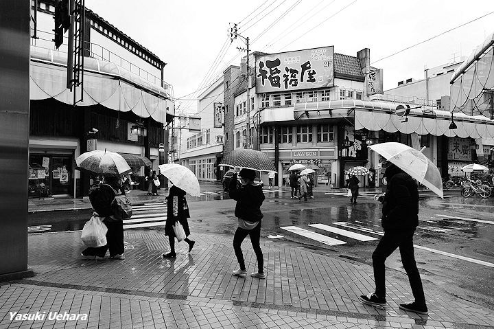 上 原 康 樹さんのツイート 盛岡市の大通りは 歩行者天国 催し物でそこそこの賑わい と 達者な案内アナウンス 並大抵の喋りではありません マイクの主を探していくと すらり背筋を伸ばす姿に辿り着きました マサさんでした テレビ岩手のスター