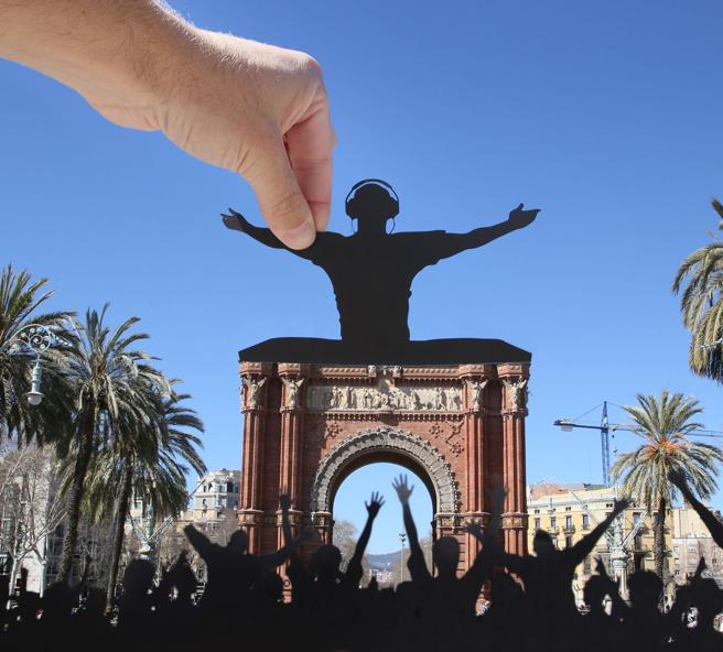 Creative photographer Rich McCor (aka. paperboyo) transforms landmarks with paper cutouts. Follow in Insta. Thread. 1. Barcelona