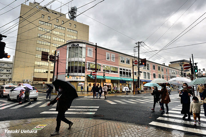 上 原 康 樹さんのツイート 盛岡市の大通りは 歩行者天国 催し物でそこそこの賑わい と 達者な案内アナウンス 並大抵の喋りではありません マイクの主を探していくと すらり背筋を伸ばす姿に辿り着きました マサさんでした テレビ岩手のスター