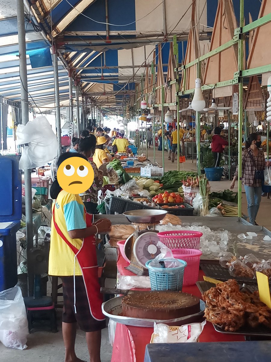 _sunskyx_'s tweet photo. ตลาดแห่งหนึ่งในจ.ระยอง บังคับพ่อค้าแม่ค้าใส่เสื้อสีเหลืองทั้งตลาด เพราะศูนย์ราชการจังหวัดมีการจัดม็อบกลุ่มรักสถาบัน ช่วยกันรีไปค่ะ เค้าไม่เคารพสิทธิพ่อค้าแม่ค้าเลยบังคับเค้าใส่อยู่บ่อยๆ #ม็อบ25ตุลา https://t.co/fZZMo3D1uj