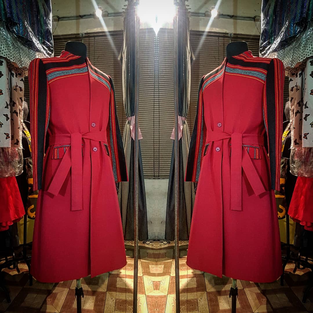santiobcena's tweet photo. GAWIS.

A simple trench coat with continuous collar in Igorot woven fabric and Armani Wool.

Comes with a matching facemask and belt.

#HouseOfSanti https://t.co/vfzwhUzbF9