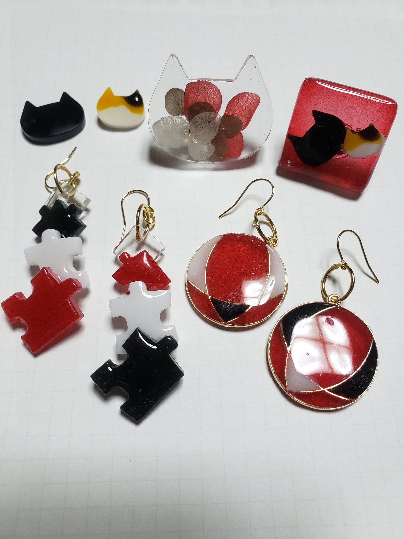 みに W 今日は同僚に作ったアクセサリーをプレゼント 舞台につけて行ってくれるみたい 見る人が見たら推しがわかる ってコンセプトやったから 一応達成出来たかな 笑 写真はハロウィンの時に使えたらなのクッキー風 笑 レジン