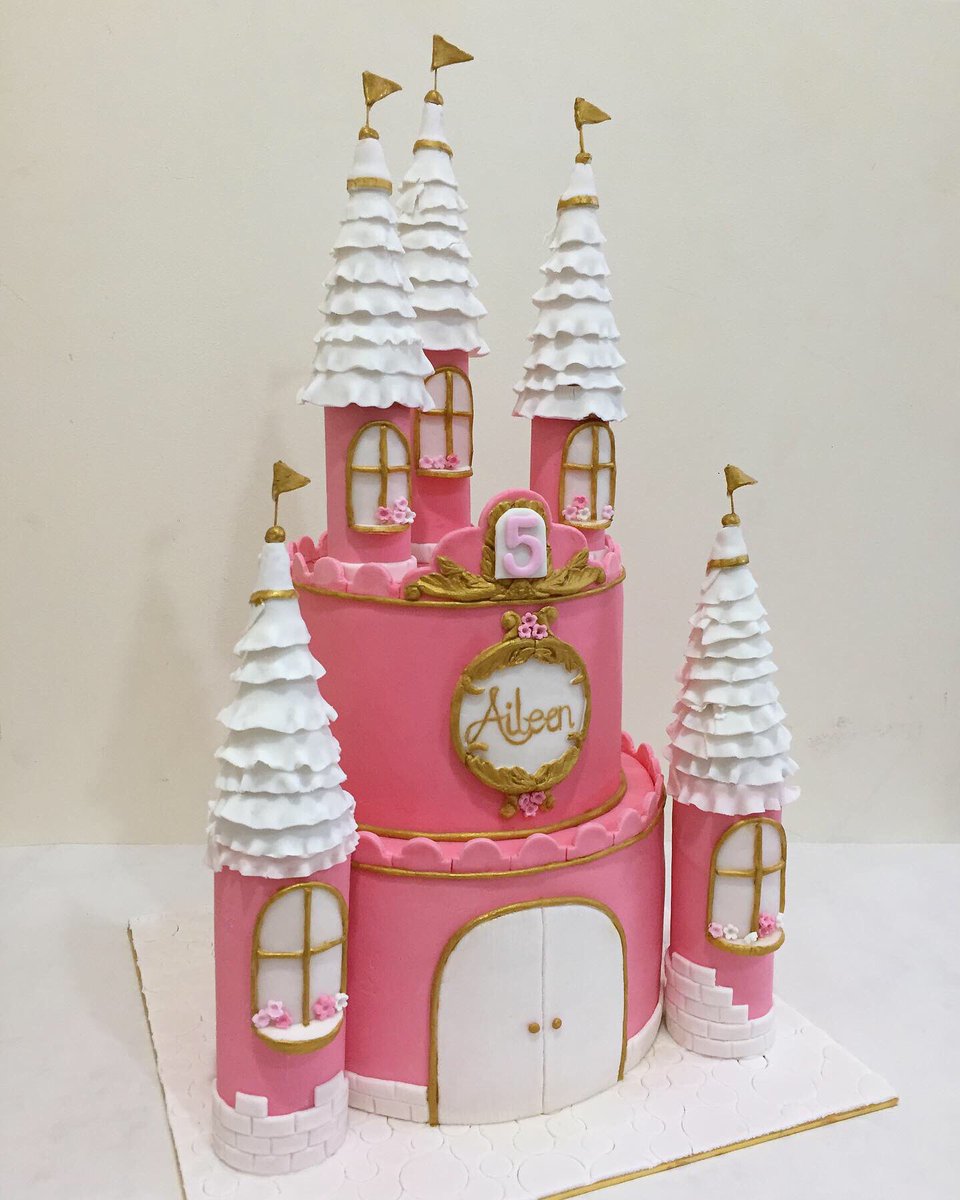 Bakeacakemv's tweet photo. A castle fit for a princess 👸🏽 

#castlecake #princesscake #bakeacake https://t.co/S3LXL51B0M