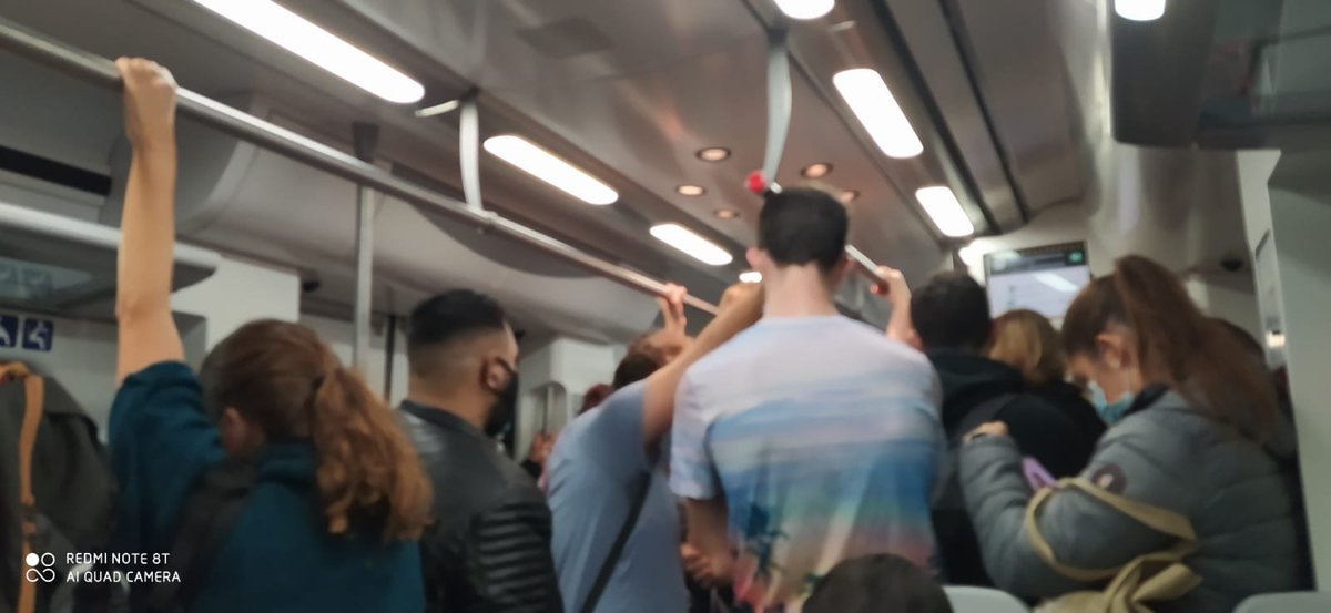 _AlexArenas's tweet image. El transport públic de CAT s&apos;ha de revisar JA. Les aglomeracions a rodalies, metro i busos, no ens les podem permetre per la salut de tothom. Cal limitar aforament a tots els transports públics. Gent anxovada durant hores NO. @govern @davidsaldoni Rodalies dijous 1 hora així 👇