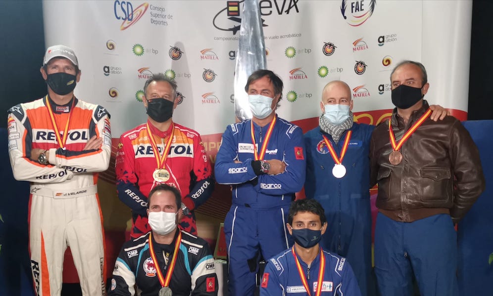 aviaciondigital's tweet photo. El “Nadal” del vuelo acrobático, @CastorFantoba, vuelve a ganar el Campeonato de España. Logra por décima vez la medalla de oro en y se convierte en el piloto más laureado del vuelo acrobático en España. #ceva2020 #RFAE 👉 https://t.co/8R924hAWfR https://t.co/jyjGjppjmA