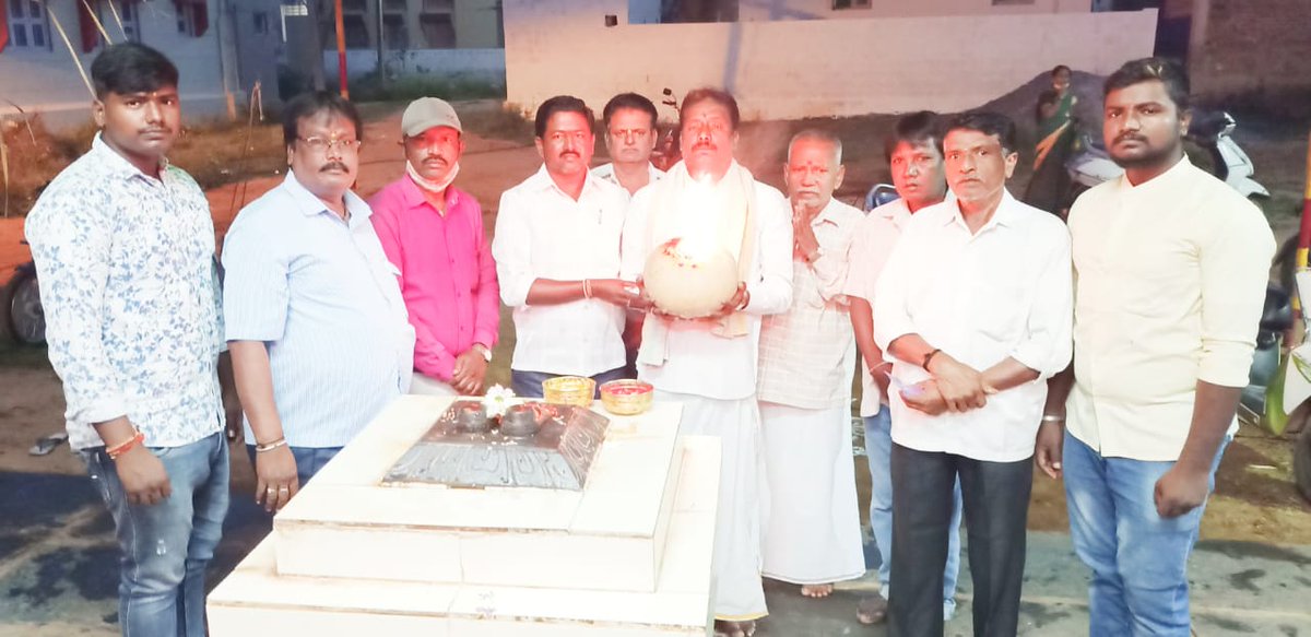 ಆಯುಧ ಪೂಜೆಯ
ಹಾರ್ಧಿಕ ಶುಭಾಶಯಗಳು
——————————————
ಗದಗ ಜಿಲ್ಲಾ ಸವಿತಾ ಸಮಾಜ ಮತ್ತು ಗದಗ ಬೆಟಗೇರಿ ಸವಿತಾ ಸಮಾಜ ಶ್ರೀಗದ್ವಾಲ್ ಜಮಲಮ್ಮದೇವಿ ದೇವಸ್ಥಾನ ಟ್ರಸ್ಟ ಕಮಿಟಿಯಿಂದ ಹಾಗೂ ಪದಾಧೀಕಾರಿಗಳಿಂದ ತಮಗೆ ಹಾಗೂ ತಂಮ್ಮಗಳ ಕುಟುಂಭದ ಸರ್ವರಿಗೂ ಆಯುಧ ಪೂಜೆಯ ಹಾರ್ಧಿಕ ಶುಭ ಶುಭಾಶಯಗಳು
#ಗದಗ ಕೃಷ್ಣಾ ಹಡಪದ#