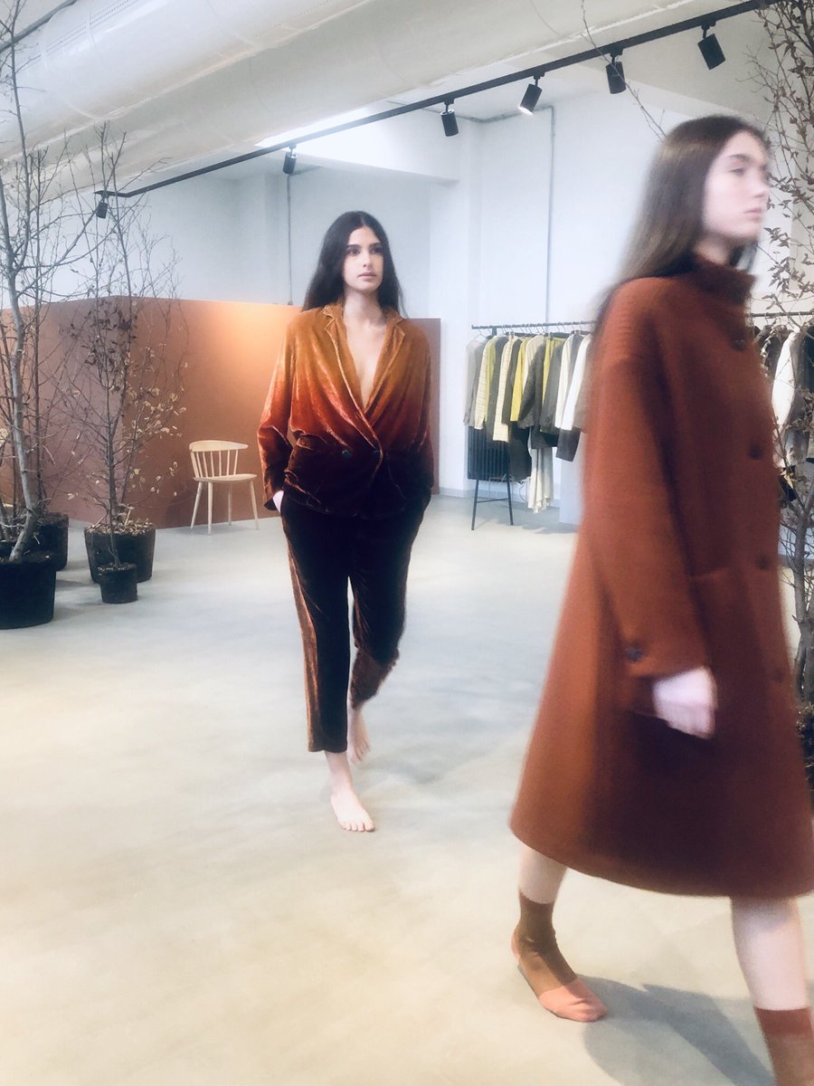 Irisshowroom's tweet photo. De cuando solíamos viajar a las presentaciones ☀️ @Pomandere @PomandereCarlo https://t.co/p4ZCfrA3fT