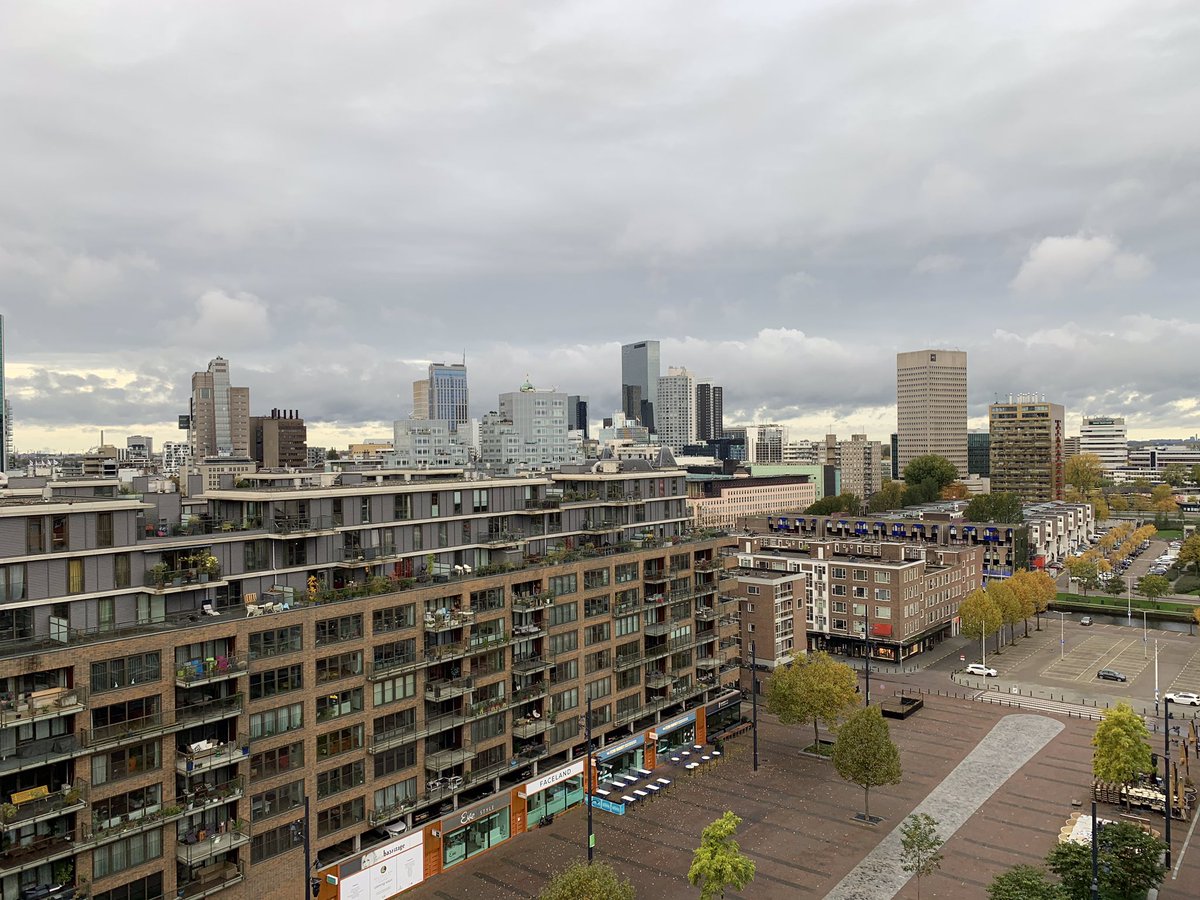 StephanvanHuis's tweet photo. 09.00 uur De stille stad #grijs #herfst #Rotterdam https://t.co/70TXdkCn85