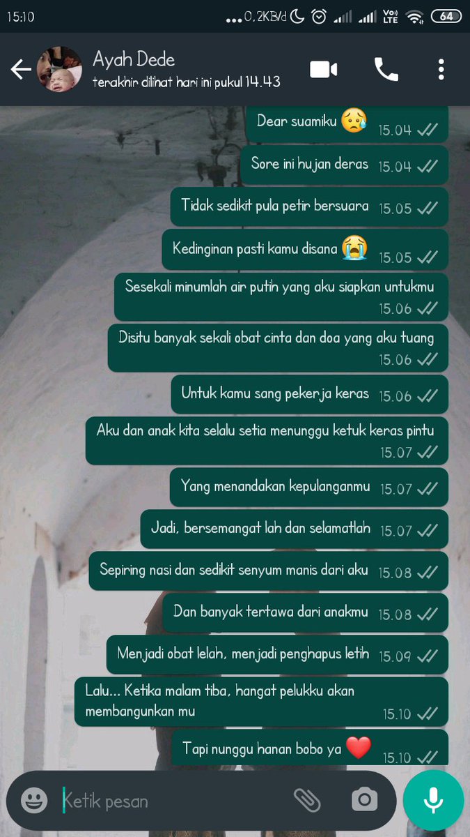 w_aprilian's tweet photo. Kekhawatiran seorang istri yang puitis abis 😂😂😂 suamiku kurir di @jntexpressid kalo musim hujan dan petir aku suka gelisah, iseng iseng chat bikin dia semangat. Baris terakhir buat becandaan aja yaaa, jangan sepaneng 😂 semangat ayah love youuu https://t.co/MQq5Idm9Qy