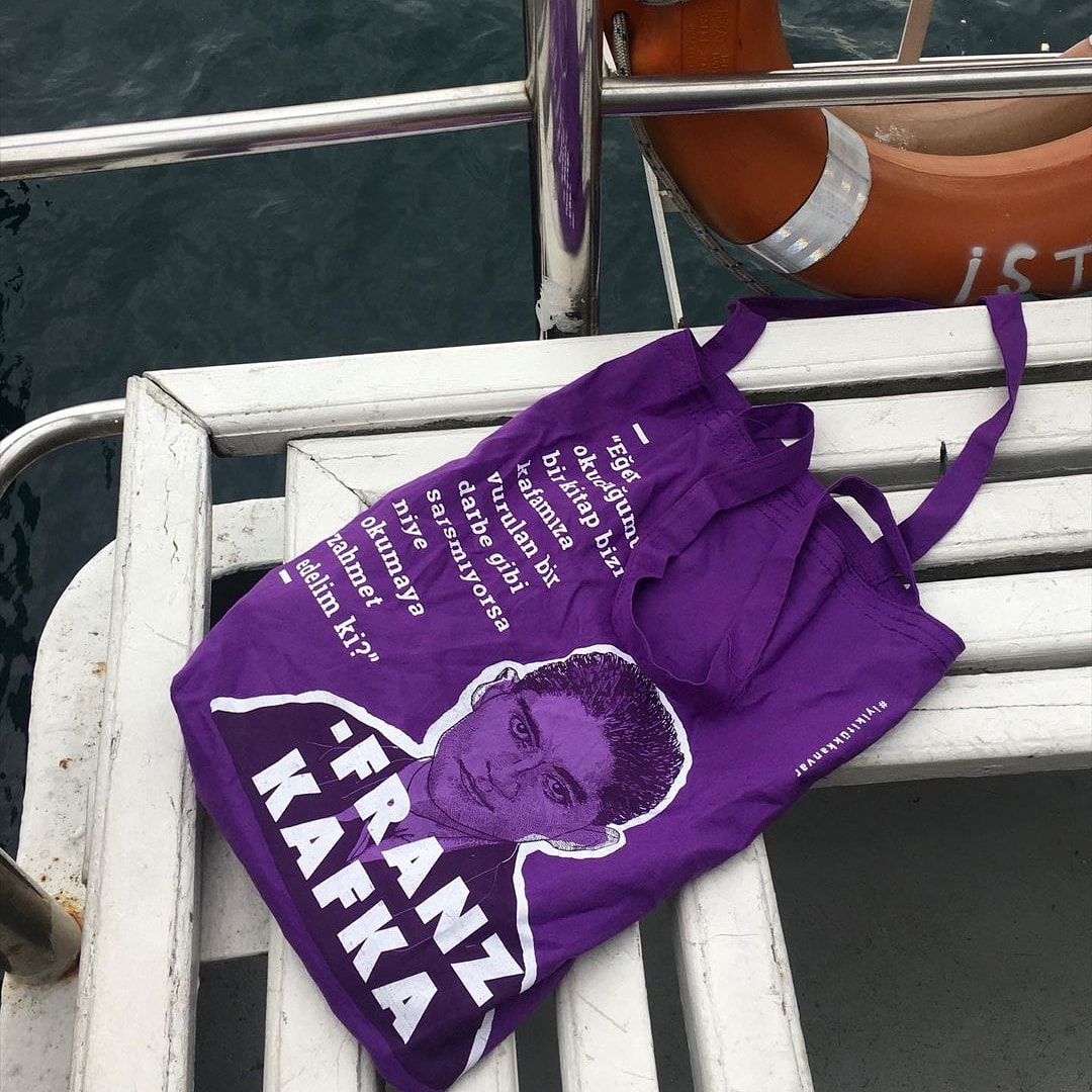 "Okuduğumuz kitap bizi kafamıza vurulan bir darbe gibi sarsmıyorsa niye okumaya zahmet edelim ki?" (Franz Kafka)

#MutluPazarlar💛