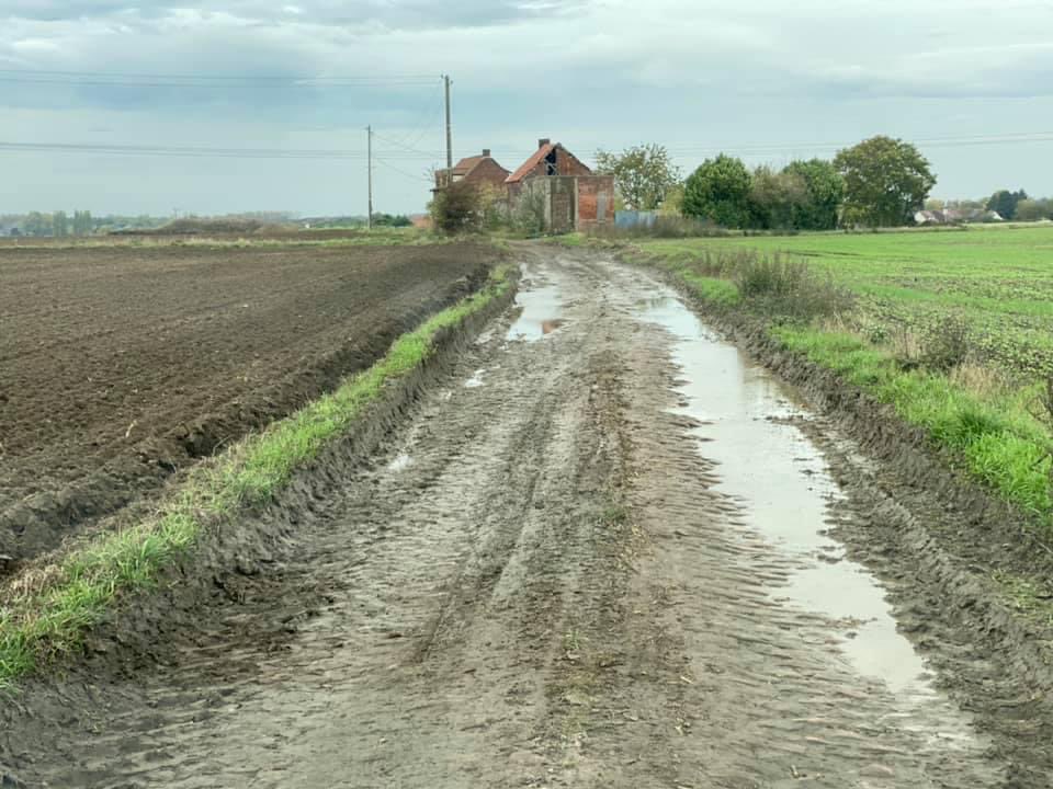 A_ParisRoubaix's tweet photo. Mud. 😬 https://t.co/6s54KdaAzv
