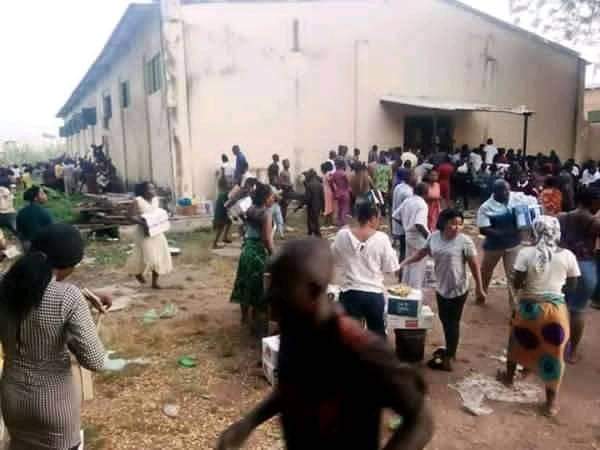 TarabaFacts's tweet photo. Six Dead as hoodlums Raid 'Covid-19 Paliatives Warehouse', Others in Jalingo

Six persons has died during a stampede as hoodlums looted several warehouses in Jalingo Taraba State capital.
 https://t.co/OX7favFBzZ https://t.co/tCzWe32ti5