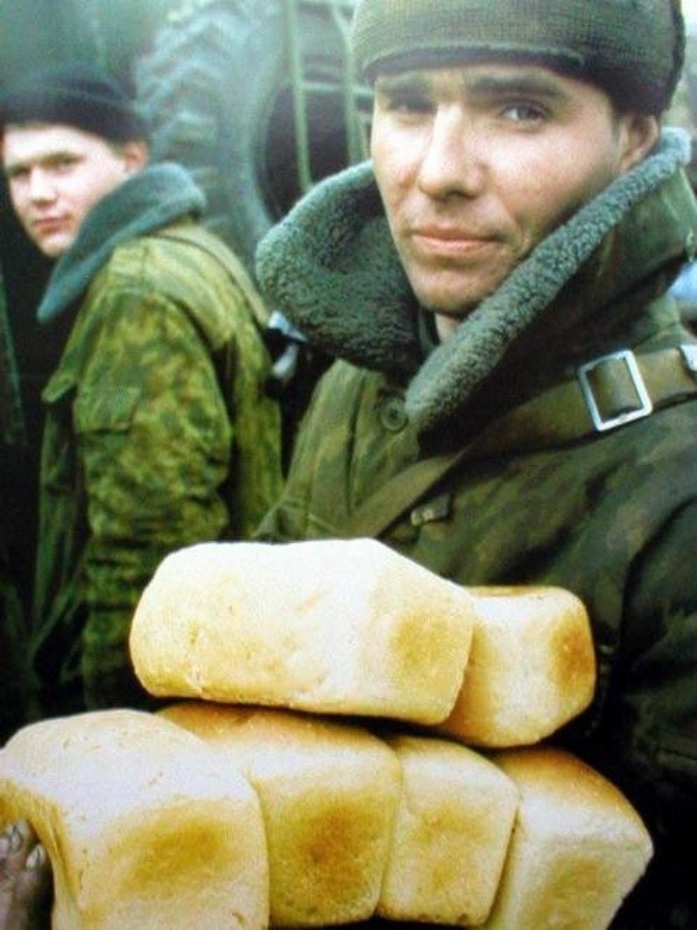 НАСТОЯЩАЯ ВОЙНА – ЭТО НЕ «ТАКТИКУЛЬНОСТЬ». Это кровь, грязь и пот. Это особая цена хлеба, воды, консервов и простых, крепких человеческих отношений. Фото 1990-х годов.  vk.com/specnazalpha?w…