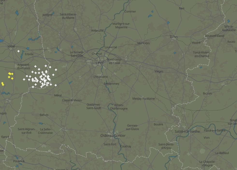 [25/10] ⛈ Une cellule s'active sur le Nord-Ouest de la Mayenne actuellement. 
"A l'arrière du front froid, des averses vont se multiplier et deviendront localement orageuses ce dimanche" 
(Sources : Observatoire Keraunos) #Mayenne #orages #mayenneorages