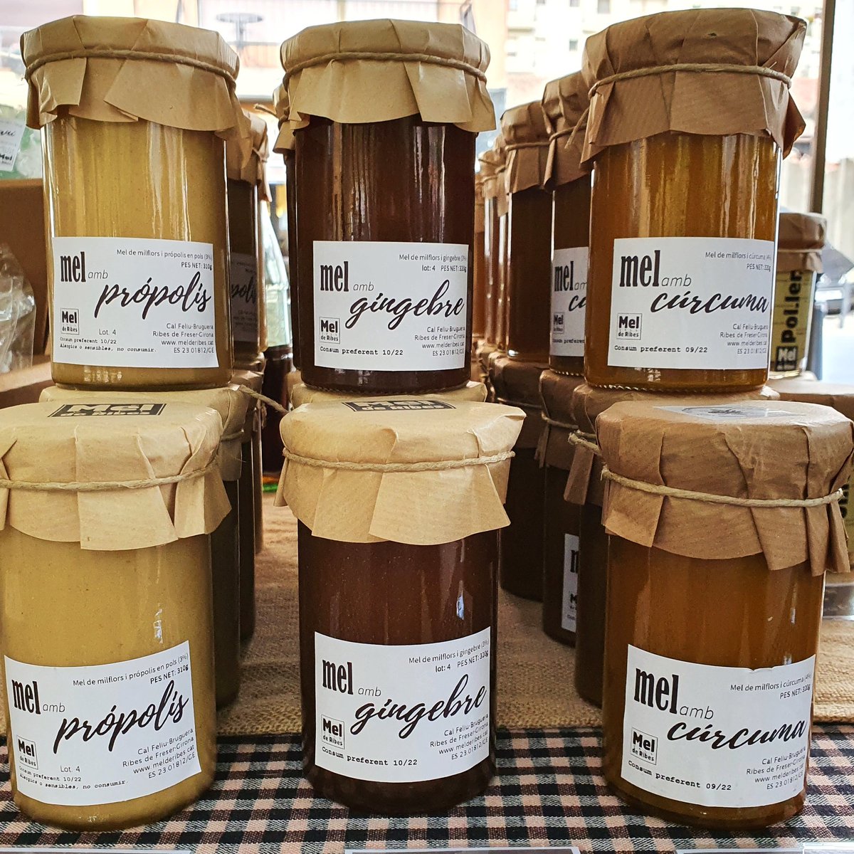 Els nostres preparats:⠀ 
1️⃣  Mel amb propolis⠀
2️⃣  Mel amb gingebre⠀
3️⃣  Mel amb cúrcuma⠀

Elaborats amb mel de milflors de l'última collita per garantir la qualitat del producte. 

melderibes.cat