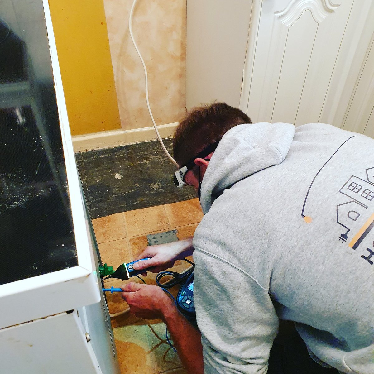 HonitonElectrix's tweet photo. #faultfinding for our client who was getting a very high loop test reading from her cooker socket. Turned out to be RCD uplift! #electricalsafety #electrician #eastdevon #devon #honiton #localelectrician https://t.co/XMNvAjD7S5