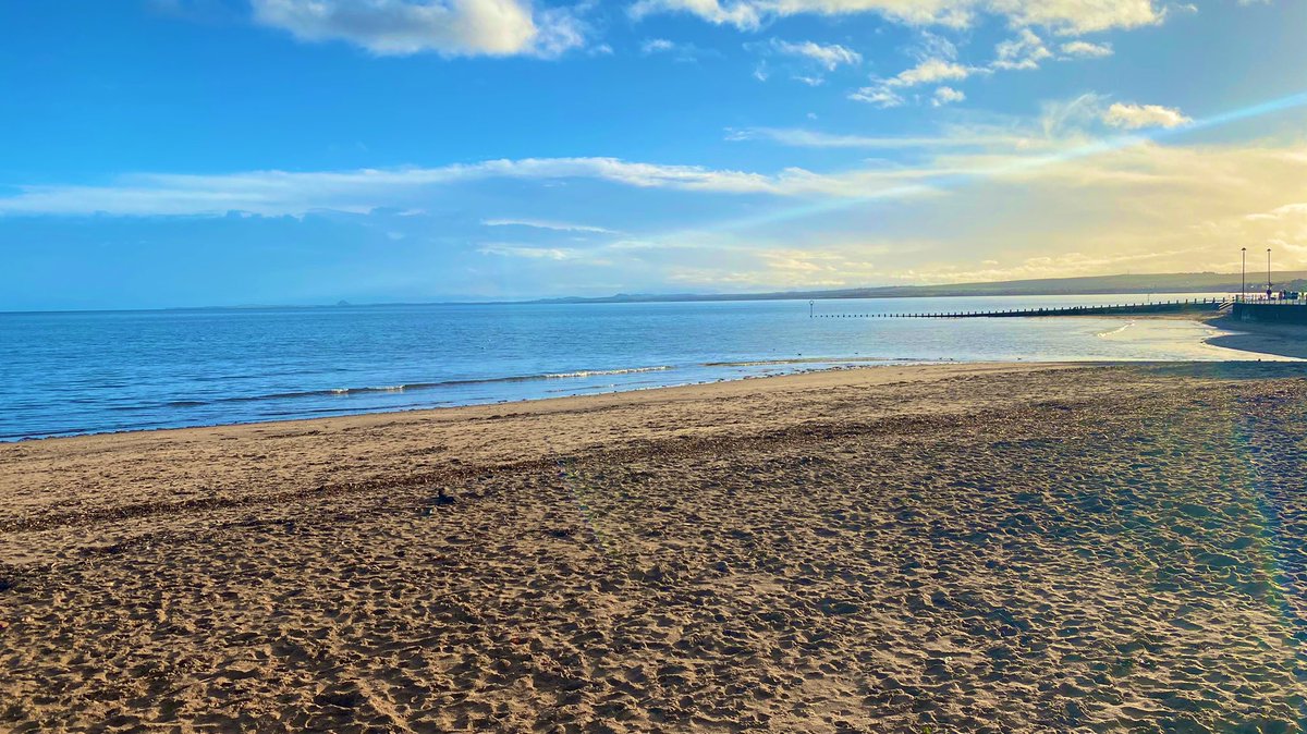 PortyLibrary's tweet photo. Morning Porty!

If there was a universal remote for seasons, this would likely be my default “Autumn Morning” setting... ❤️🌤

Happy Sunday to you all! 

#loveporty #chillybutbeautiful https://t.co/twcpo88f8O