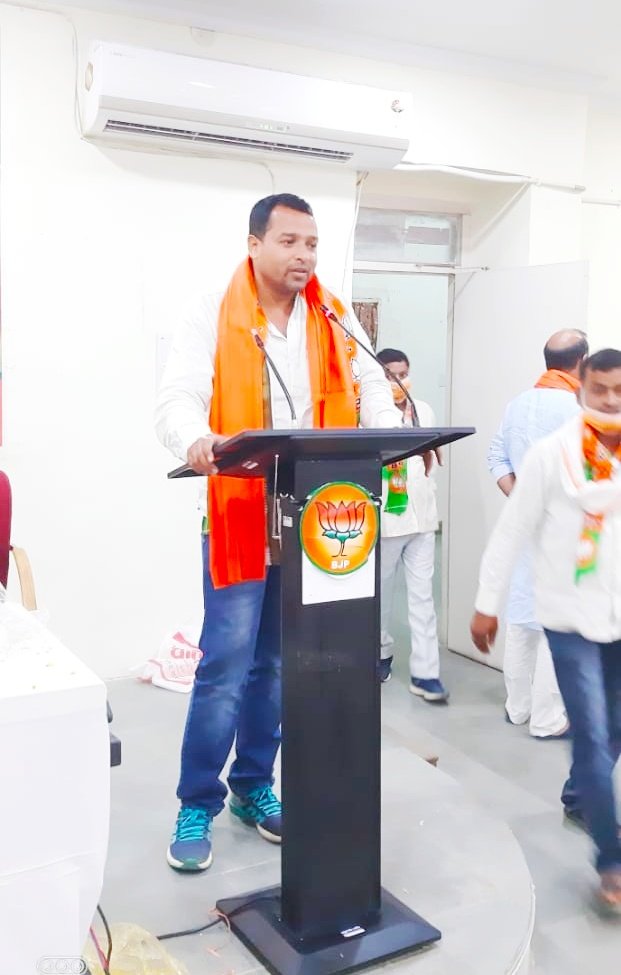 PandeyRakeysh's tweet photo. रोहतास जिले के #GNMC में #बेंगलुरु_दक्षिणी_के_सांसद एवं भारतीय जनता युवा मोर्चा के #राष्ट्रीय_अध्यक्ष माननीय
 #श्री_तेजस्वी_सूर्या जी एवं #युवा मोर्चा बिहार प्रदेश के यशस्वी अध्यक्ष #दुर्गेश सिंह जी ने रोहतास जिले के युवा मोर्चा कार्यकर्ताओं के साथ चुनावी चर्चा किया।

#BJYM https://t.co/OhqcNtNedz