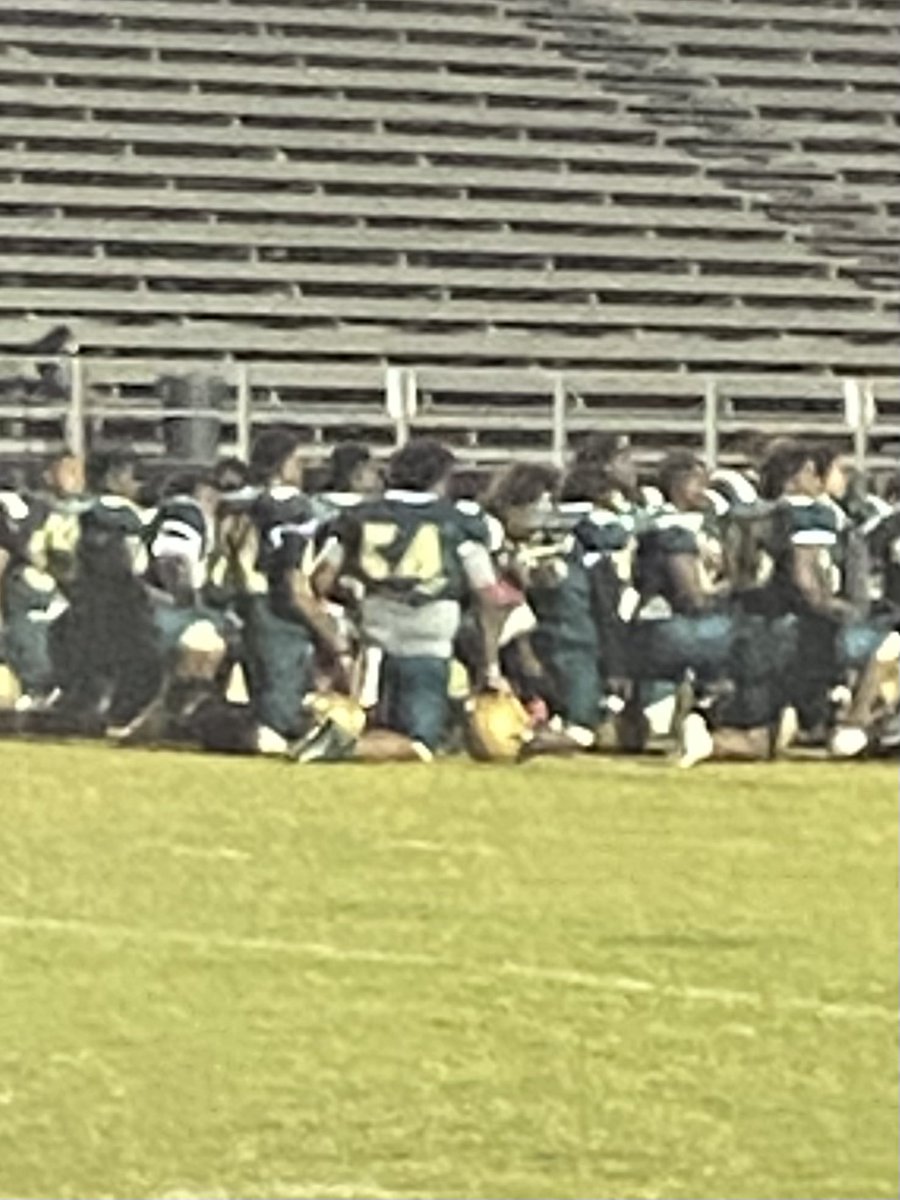 Michelle3Peace_'s tweet photo. His turn...Letโs run this back for another round! The middle one is coming๐ช๐พ๐๐พ #breezytre #round2 #NEXT #olineman #classof2024 #faithfamilyfootball #54mom #Brigham @FootballDesoto @lbizzie56 @XavierNewman55 @Keyvien3 https://t.co/hA9Kv5I8KY