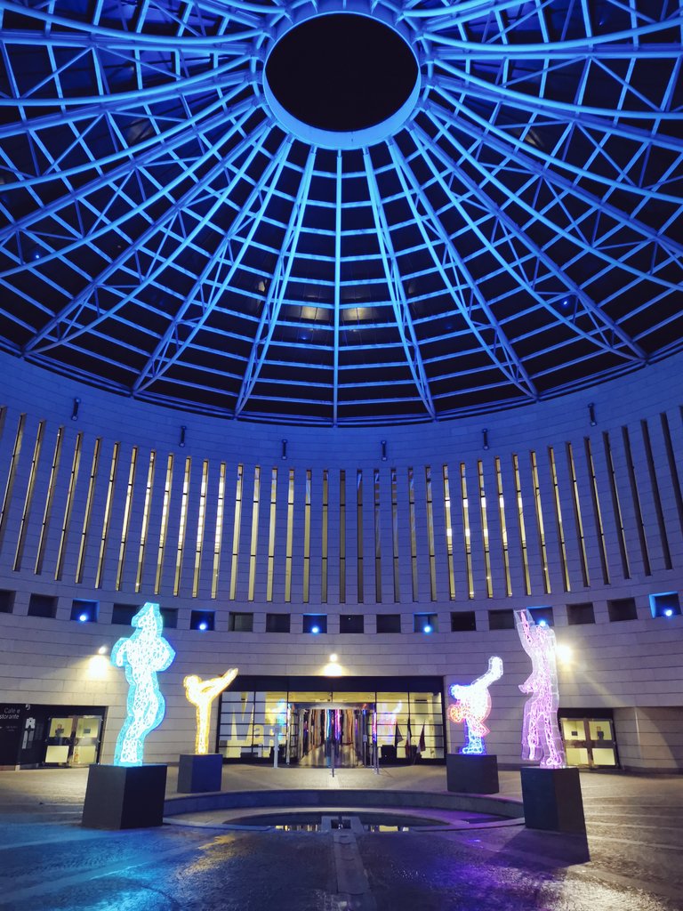labufalaffa's tweet photo. Quanto è bella Rovereto il Blu? ✨ Ieri abbiamo visitato il Museo della Città e la Campana dei Caduti in occasione del 75° della Carta dei Diritti ONU #notteblurovereto #visitrovereto https://t.co/NkmdklkQdy
