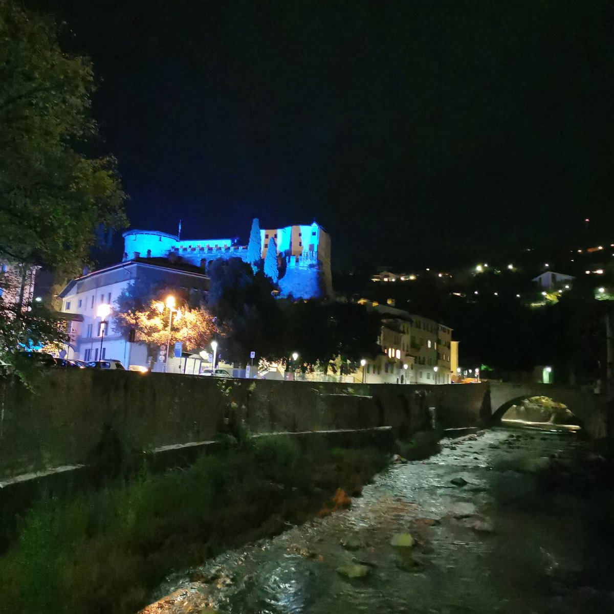 labufalaffa's tweet photo. Quanto è bella Rovereto il Blu? ✨ Ieri abbiamo visitato il Museo della Città e la Campana dei Caduti in occasione del 75° della Carta dei Diritti ONU #notteblurovereto #visitrovereto https://t.co/NkmdklkQdy