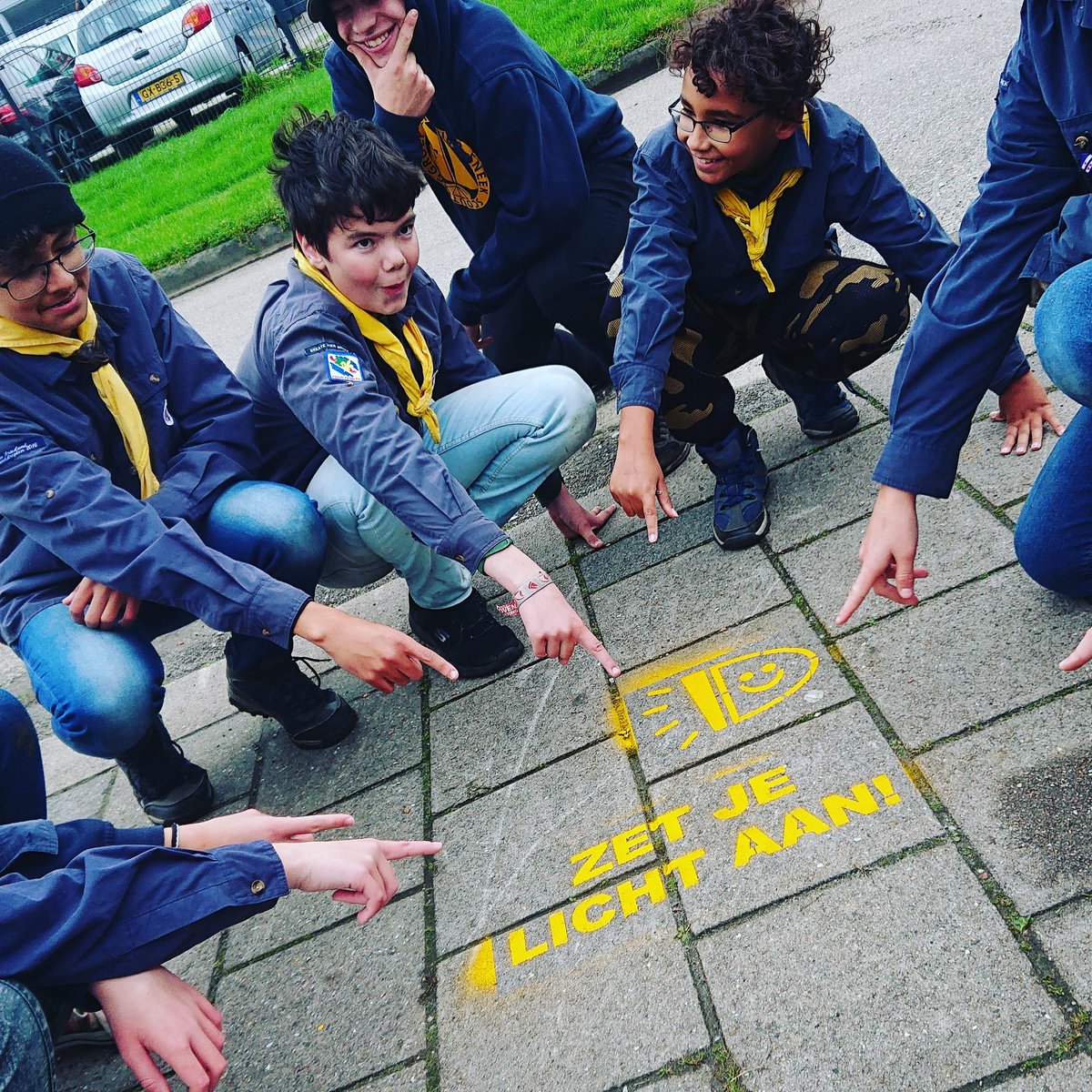 Samen met <a href="/ANWB/">anwb</a> hebben onze #zeeverkenners gisteren een #zetjelichtaan tag geplaatst! Door de #wintertijd wordt het weer sneller donker, waardoor het belangrijk is dat onze scouts goed #zichtbaar zijn onderweg!