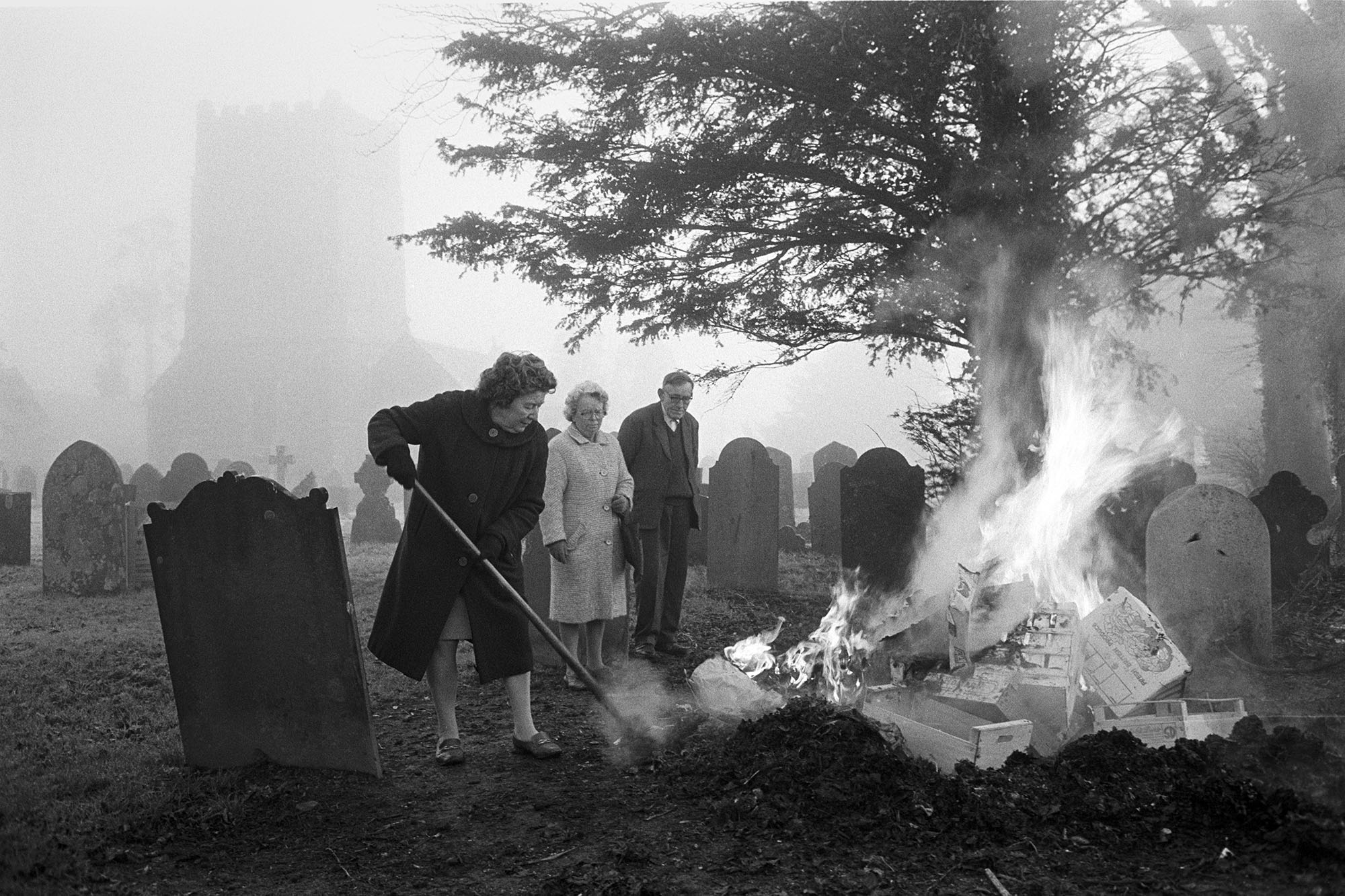 James Ravilious on Twitter: &quot;The Friend family burning rubbish in the  churchyard, Dolton Church, December 1983. Photograph by my Dad ©Beaford  Arts @beaford #Devon #photography #church https://t.co/9NZKTw8yUu  https://t.co/AQeVOyzxr8&quot; / Twitter