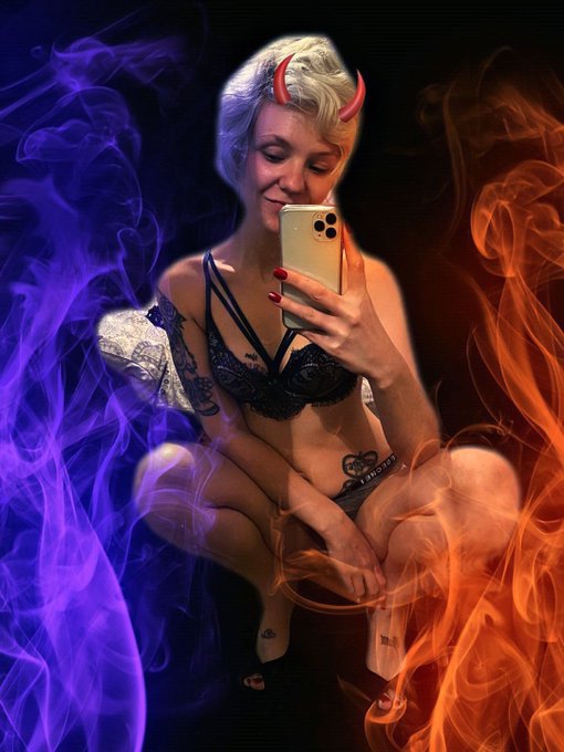 Am I naughty or nice this year 😈😇 https://t.co/u2cIcoRoem