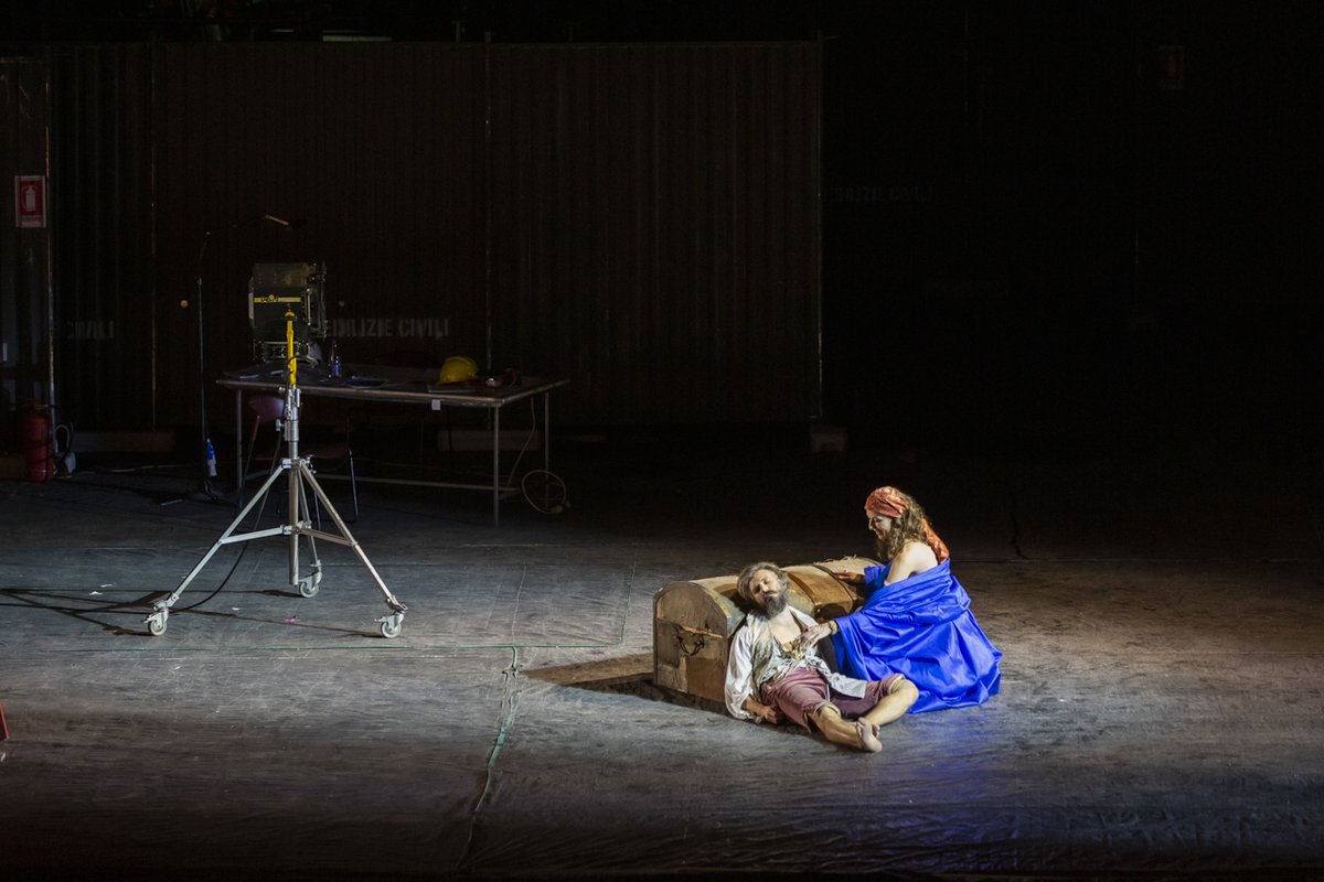 OperaRoma's tweet photo. #Zaide di Mozart con il testo aggiunto di #ItaloCalvino, torna in scena alle 16.30.
Sul podio #DanieleGatti, regia di #GrahamVick. 
Con #RemoGirone. In scena @ChenReiss, #JuanFranciscoGatell #MarkusWerba, #PaulNilon, #DavideGiangregorio

#operaroma #TORzaide #romarama https://t.co/lZoTA7HZ8y