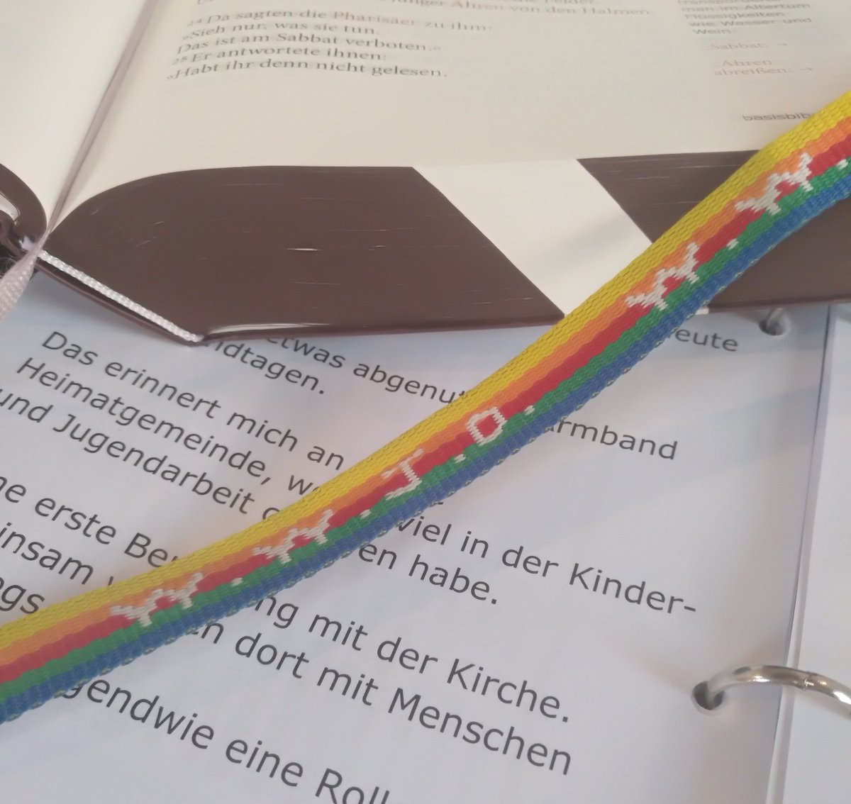 Für die Predigt heute habe ich in Erinnerungen gekramt und mein altes Armband rausgesucht. Verrückt, was seit meinen ersten Tagen in der Kinder- und Jugendarbeit alles passiert ist. Und heute habe ich als Pfarrerin eine neue Mitarbeiterin eingeführt und ein Kind getauft. #sonntag