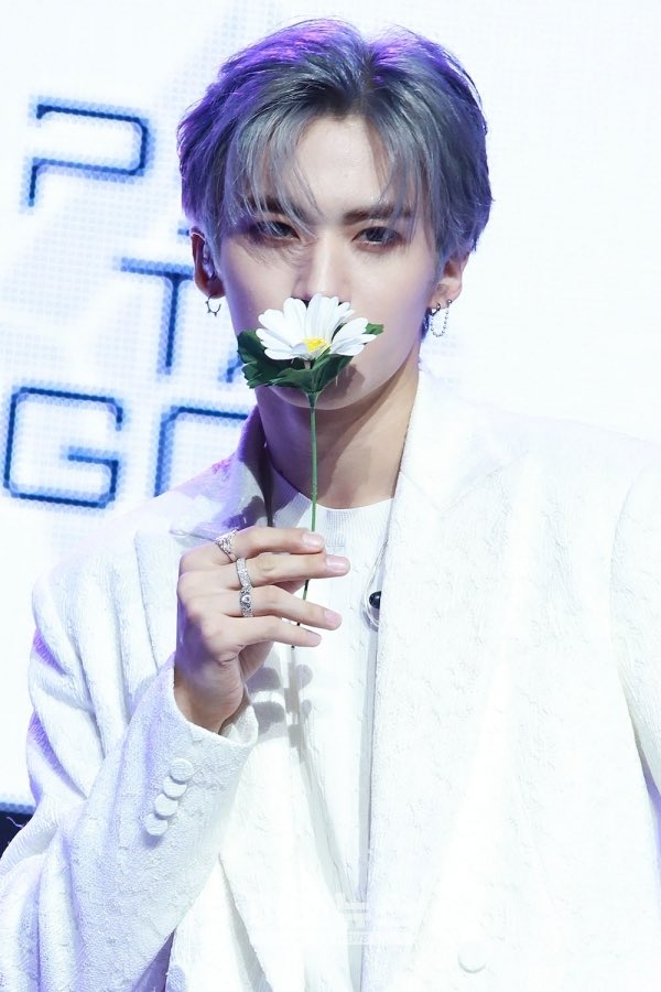 llliiixxxiiieee's tweet photo. с днем рождения,мое солнце🥰 
#yananday #HappyBirthdayYanan https://t.co/YYcG8O2pwF