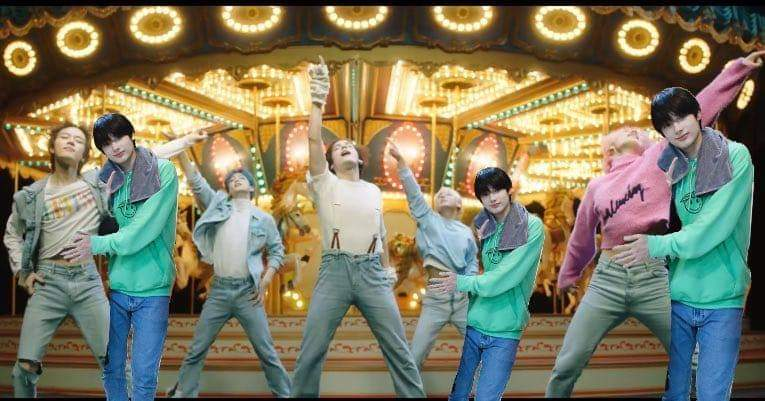stxtement's tweet photo. Tweeting this again because everyone deserves to see this >u< Hueningkai belly rubs. Hueningkai covers. @TXT_bighit @TXT_members #TXT #BlueHourTeaser2 https://t.co/Yx3dA5I8DF