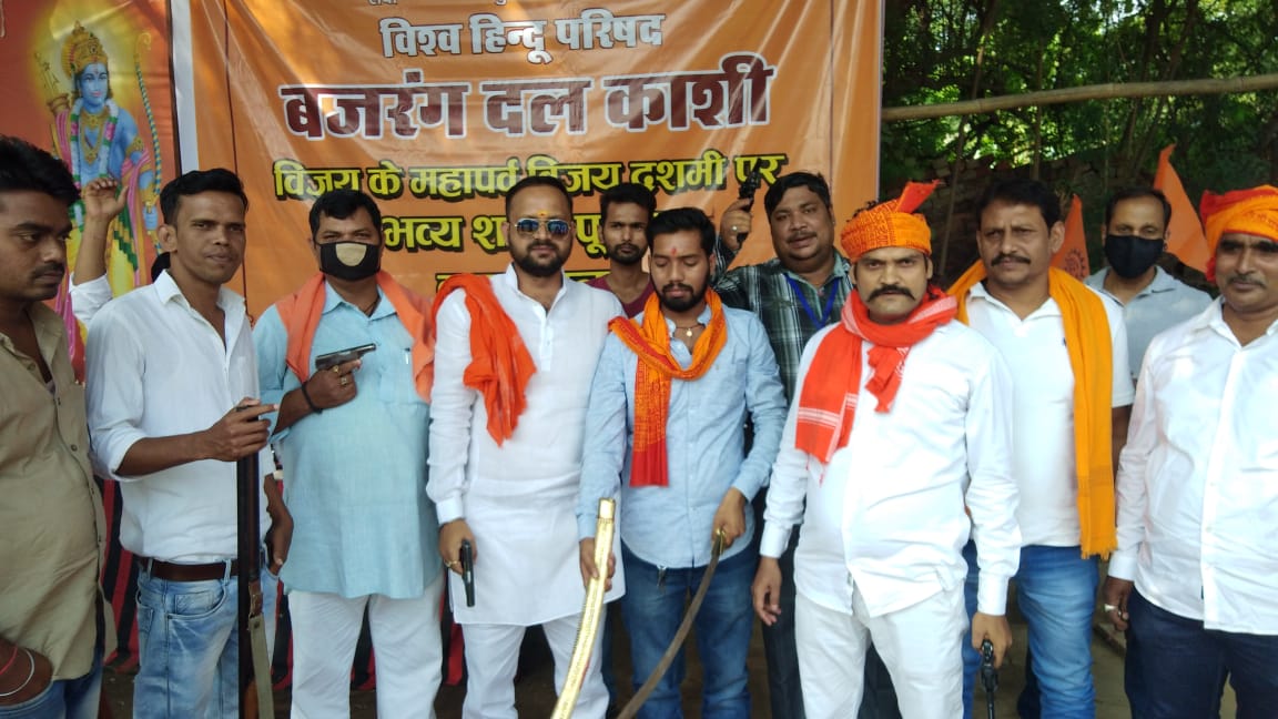 NikhiltripathiR's tweet photo. #महादेव
         विजयदशमी के पावन पर्व पर विश्व हिन्दू परिषद , बजरंग दल काशी महानगर मे��� शास्त्र पूजन का कार्यक्रम आयोजित किया गया॥ https://t.co/QTdBeWHJmH