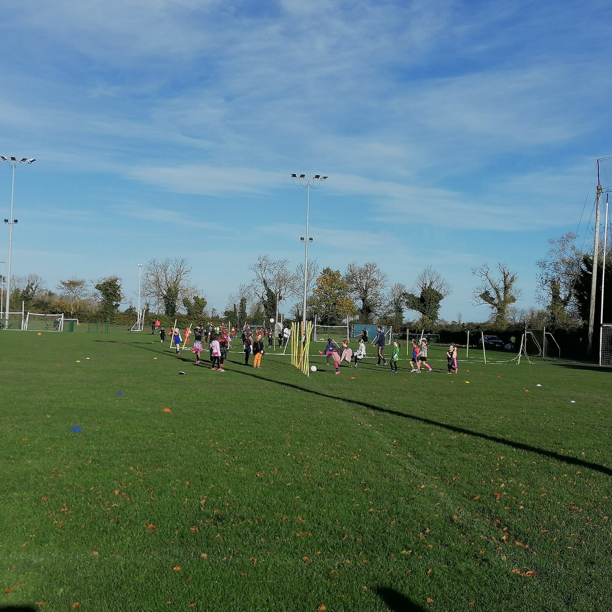 niamh_pentony's tweet photo. It's 9:45 am on a bank holiday sunday and it's baltic out but for the kids it's all about football, fun and fancy dress! @StColmcillesGAA #cillesacademy #whatextrahour #futuresuperstars #icantfeelmyhands https://t.co/zYQxwUF5OF