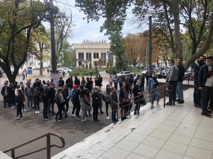Організаторів "опитування Зеленського" відганяють від дільниць - Цензор.НЕТ 4278