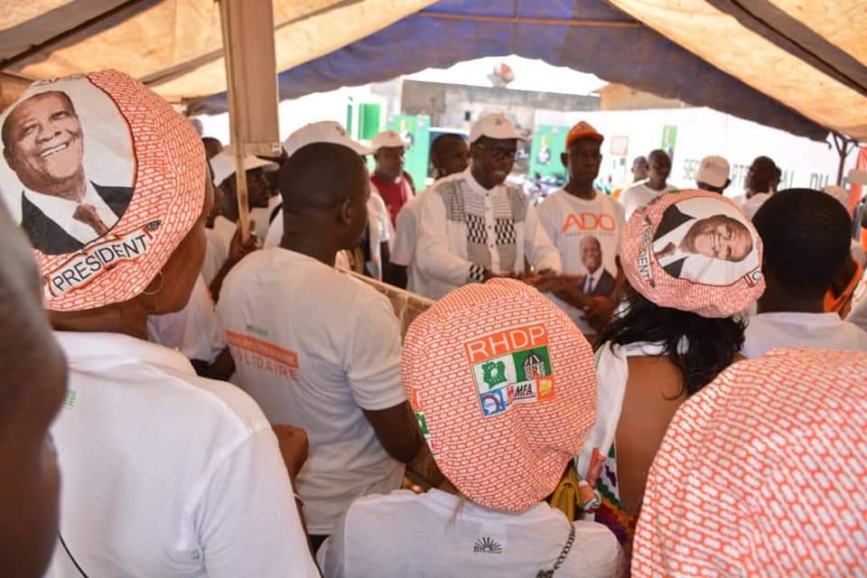 ActionsHambak's tweet photo. Ces rencontres ont permis à Zoro Épiphane Ballo de mobiliser la base militante et les populations de #Sinfra pour le plébiscite du candidat du #RHDP, le Président Alassane Ouattara, au soir du 31 octobre 2020. https://t.co/RriLqHbroH