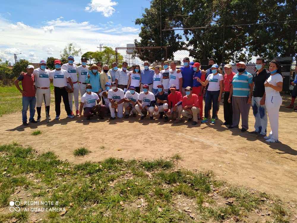 claudioefermin's tweet photo. Con activistas de Soluciones para Venezuela, promoviendo el deporte en el barrio Juan Pablo II en #Barinas. Comprometidos con la juventud y con la familia deportiva #EstoTieneSolución https://t.co/BiewZNAiPC