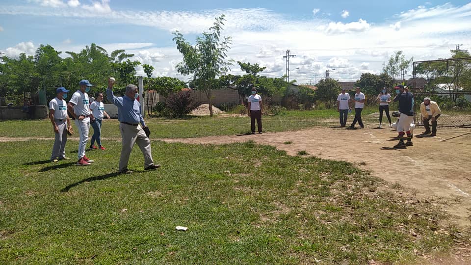 claudioefermin's tweet photo. Con activistas de Soluciones para Venezuela, promoviendo el deporte en el barrio Juan Pablo II en #Barinas. Comprometidos con la juventud y con la familia deportiva #EstoTieneSolución https://t.co/BiewZNAiPC